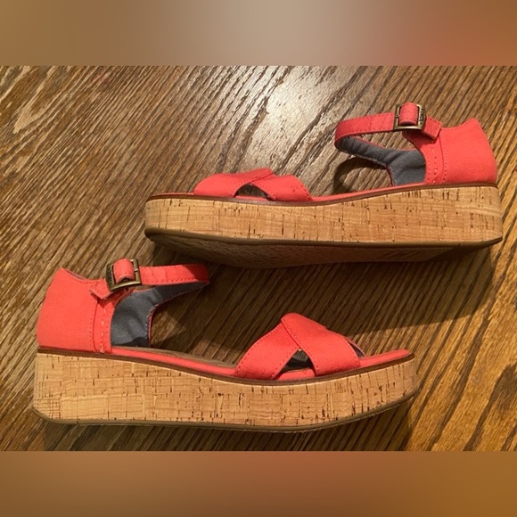 TOMS Pre-Owned Women’s Harper cork low platform wedge Coral sandals Size 7.5 - Picture 4 of 11